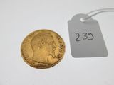 gros plan d'une pièce d'or portant une étiquette de prix