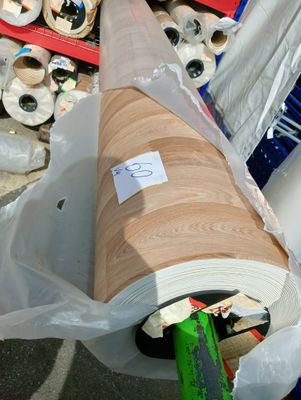 une photo d'un gros rouleau de papier posé sur un carton