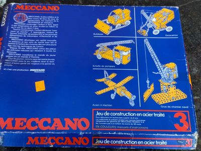 une image représentant une boîte contenant un kit de montage d'un avion-jouet, accompagnée d'instructions de montage