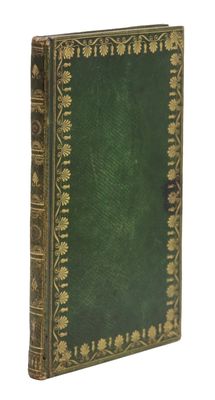 un livre vert avec une bordure dorée sur la couverture
