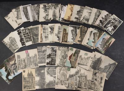 un grand nombre de cartes postales anciennes qui se trouvent sur la table