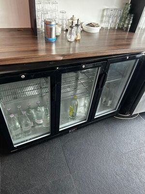 un petit bar sur lequel sont posées de nombreuses bouteilles