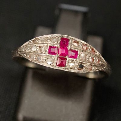 un gros plan d'une bague ornée d'une croix