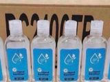 six bouteilles d'eau sont alignées sur une étagère devant un carton
