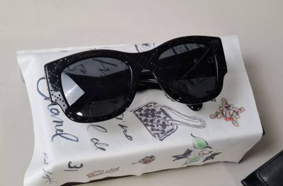 une paire de lunettes de soleil posée sur un oreiller