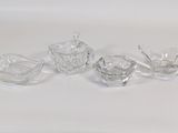 quatre morceaux de verre posés sur une surface blanche