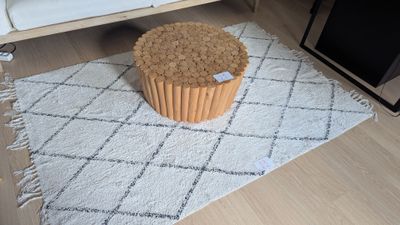 un cupcake posé sur un tapis blanc, par terre