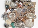 un tas d'objets en argent de toutes sortes posés sur une table
