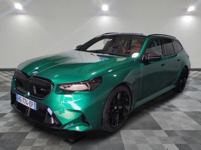 la photo d'une voiture verte garée dans un garage