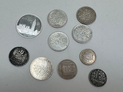 a lot of coins that are on the table