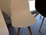 trois chaises qui sont assises l'une à côté de l'autre
