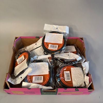 une boîte rose remplie d'aliments emballés variés