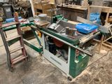 une photo d'un établi dans un atelier, sur lequel sont posés des outils