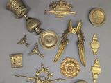 beaucoup d'objets en or sur la table