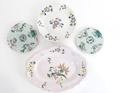 trois assiettes à motifs floraux posées sur une surface blanche