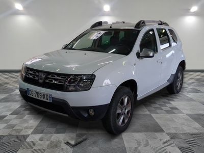 une photo d'une dacia blanche garée sur un sol en damier