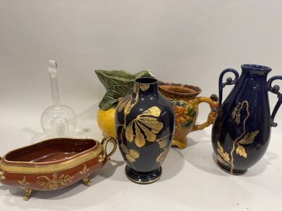 trois vases et un bol sont posés les uns à côté des autres