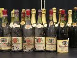 plusieurs bouteilles de vin sont alignées sur une table