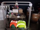 une photo d'un caddie dans un garage