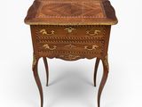 une petite table en bois surmontée d'un tiroir