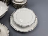 beaucoup d'assiettes et de bols posés sur une table