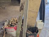 une photo d'un tas de bois dans un garage