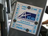 un gros plan d'un ticket de bus sur lequel est collé un autocollant