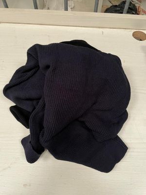 un bébé dans un berceau recouvert d'une couverture