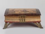 un vieux livre posé sur une table en bois