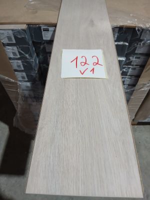a piece of wood that is sitting on top of a pallet