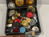 une valise contenant de nombreux boutons