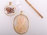 trois pendentifs en or et en camée, dont l'un représentant un visage de femme et l'autre une fleur