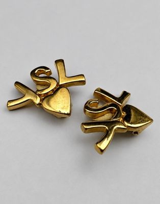 YSL, une paire de boucles d'oreilles en clips motif logo sur…