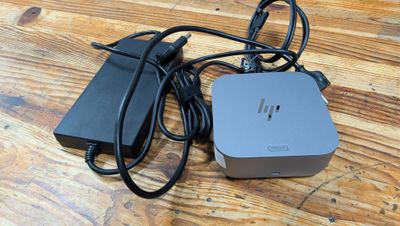 une multiprise et un chargeur posés sur une table en bois