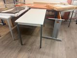 a table that is sitting on the floor in the room