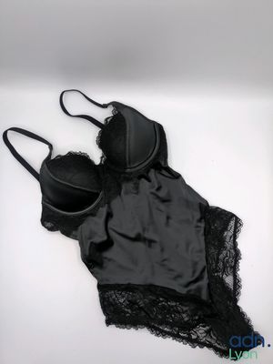 une photo montrant une paire de combinaisons de plongée posées sur une surface blanche