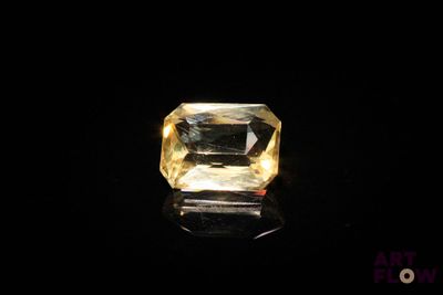 un saphir jaune sur un fond noir