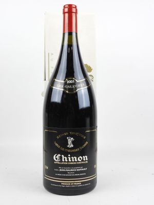 gros plan d'une bouteille de vin sur une surface blanche