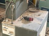 une machine posée sur une palette à l'intérieur d'un bâtiment