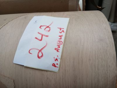 un rouleau de bois sur lequel est apposée une étiquette de prix