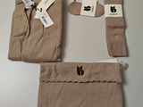 deux paires de chaussettes et un sac posés sur une table