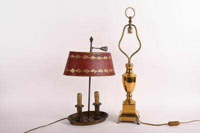 deux lampes posées sur une table, avec un abat-jour rouge
