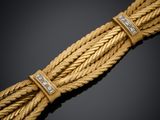 un bracelet en or et diamants, offert par un homme d'affaires