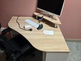 un bureau d'ordinateur équipé d'un écran et d'un clavier