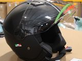 un casque posé sur une table dans un magasin