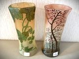 deux vases posés sur une table