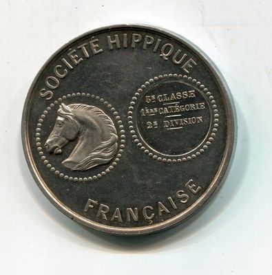un gros plan d'une pièce de monnaie sur laquelle figure une tête de cheval
