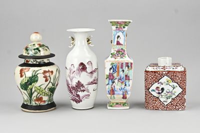 cinq vases différents posés les uns à côté des autres sur une table