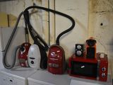 de nombreux appareils électroménagers posés sur une étagère dans une pièce