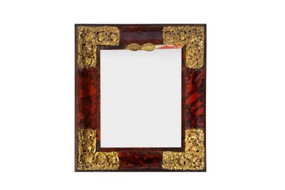 un gros plan sur la photo d'un miroir sur fond blanc